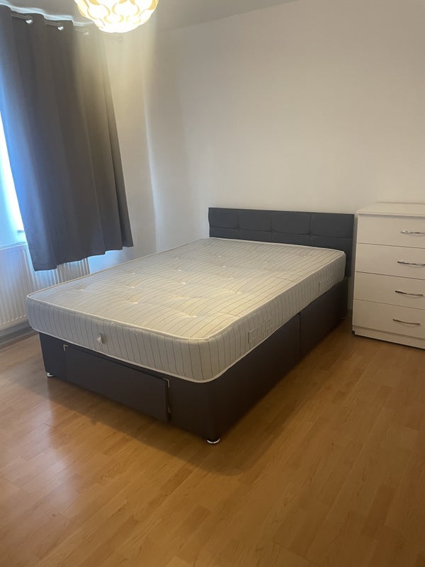 Room Downs Park Road in Greater London