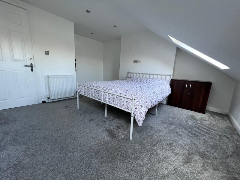 Room Donald Road in Greater London