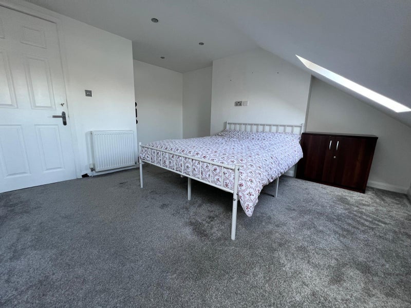 Room Donald Road in Greater London