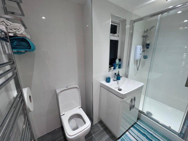 Room Donald Road in Greater London