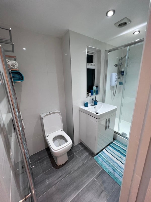 Room Donald Road in Greater London