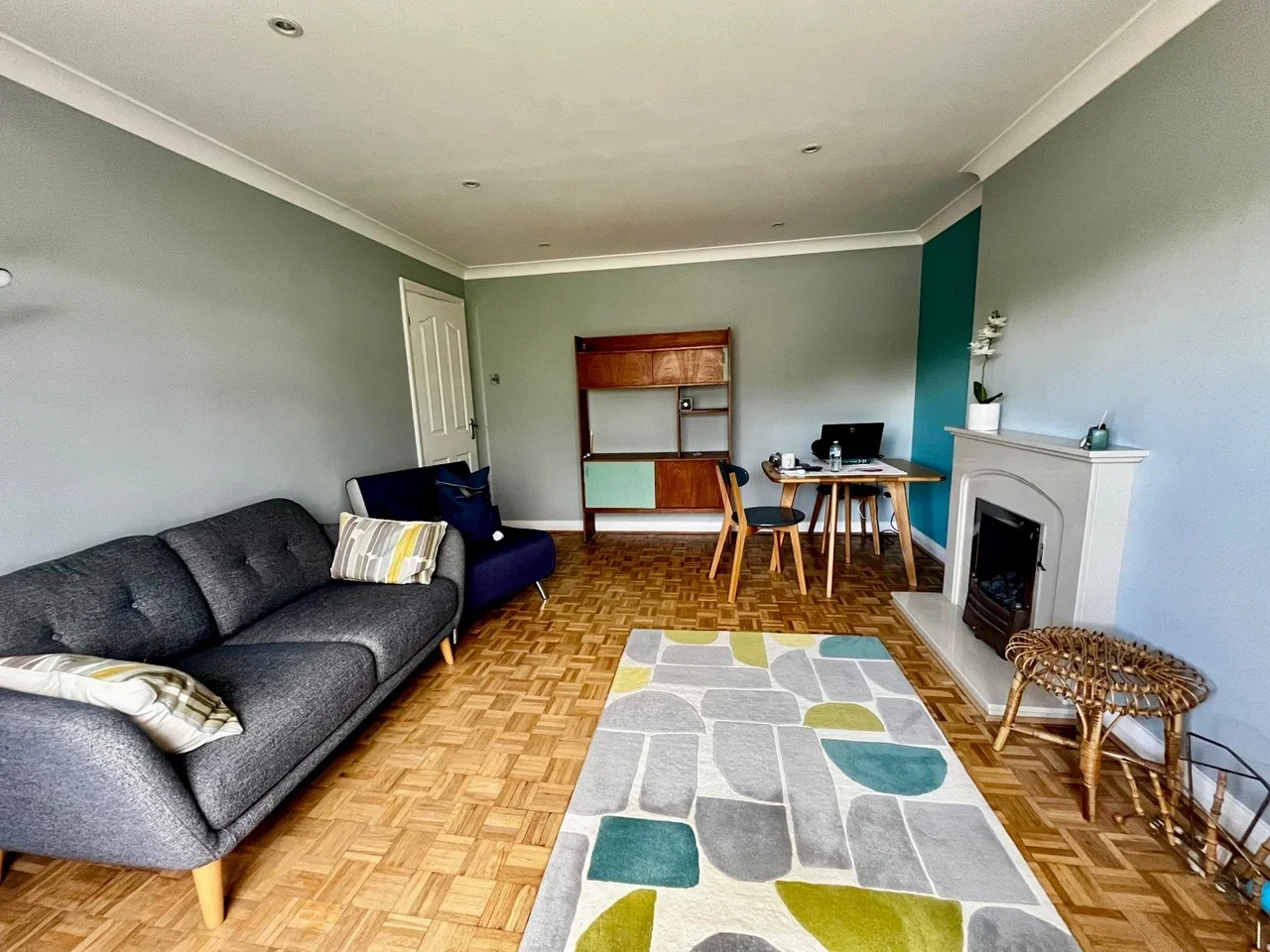Flat Hawthorne Avenue in Greater London