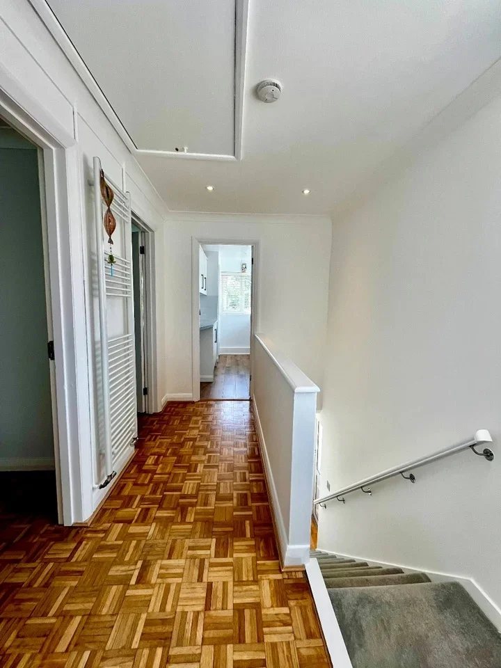 Flat Hawthorne Avenue in Greater London
