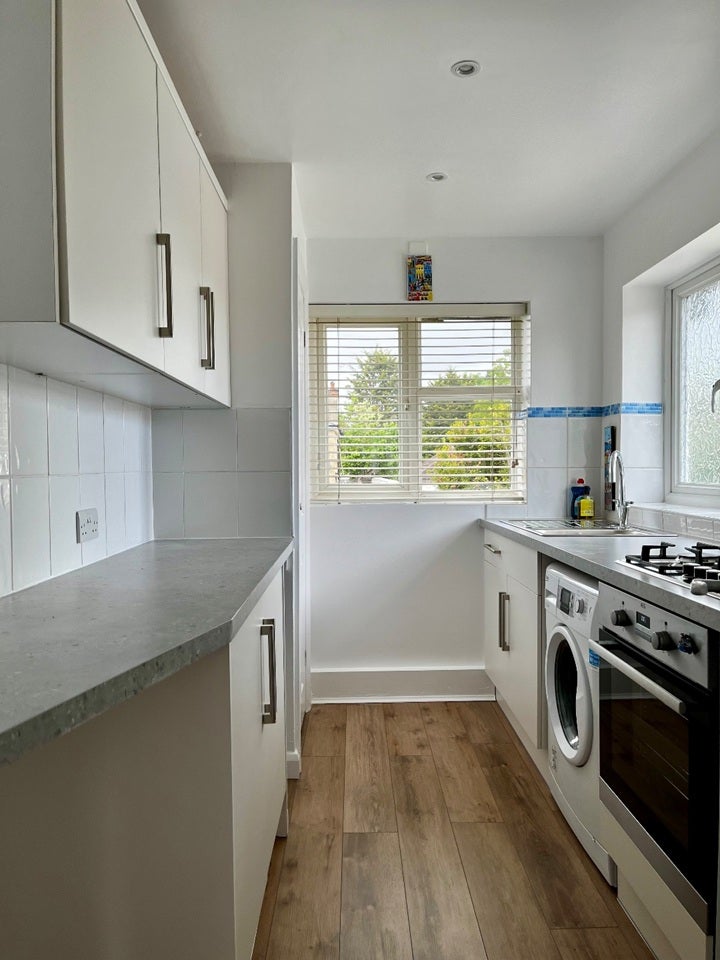 Flat Hawthorne Avenue in Greater London