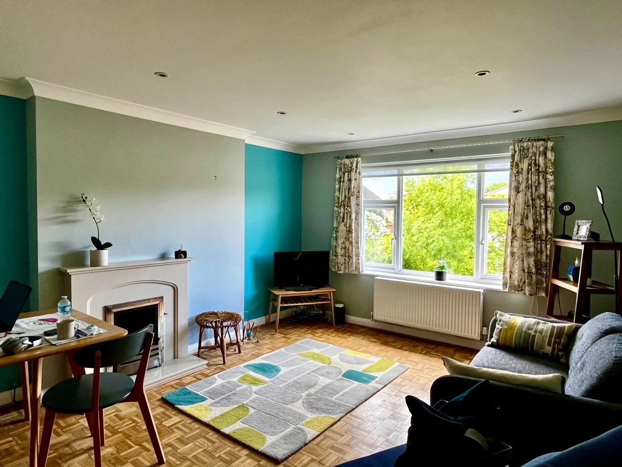 Flat Hawthorne Avenue in Greater London