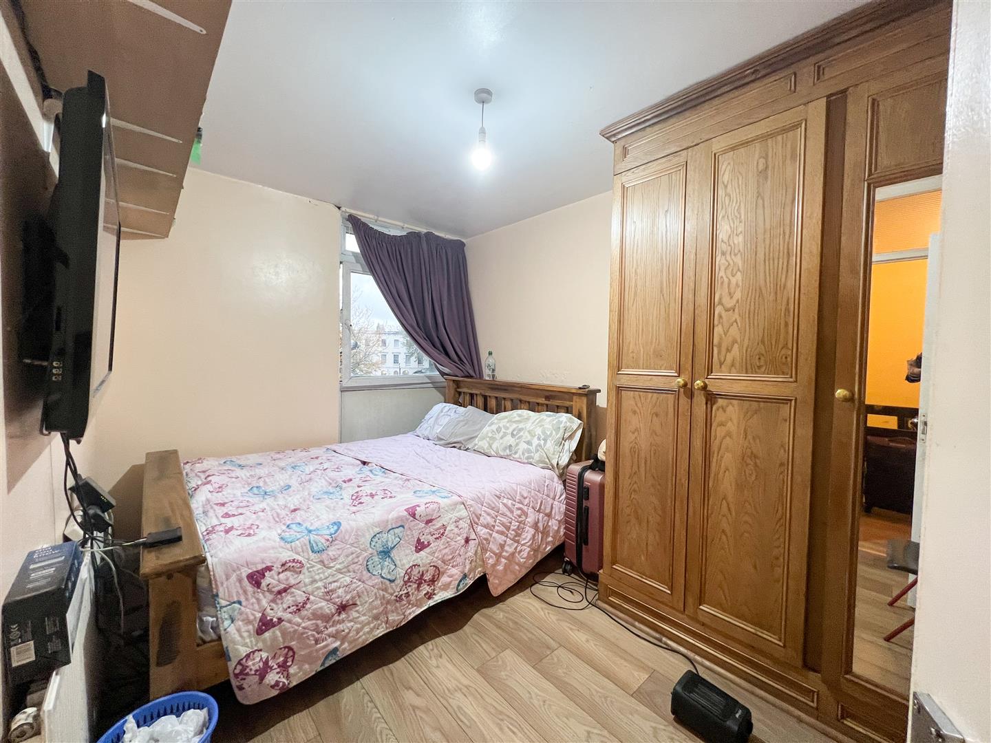 Flat Hampson Way in Greater London