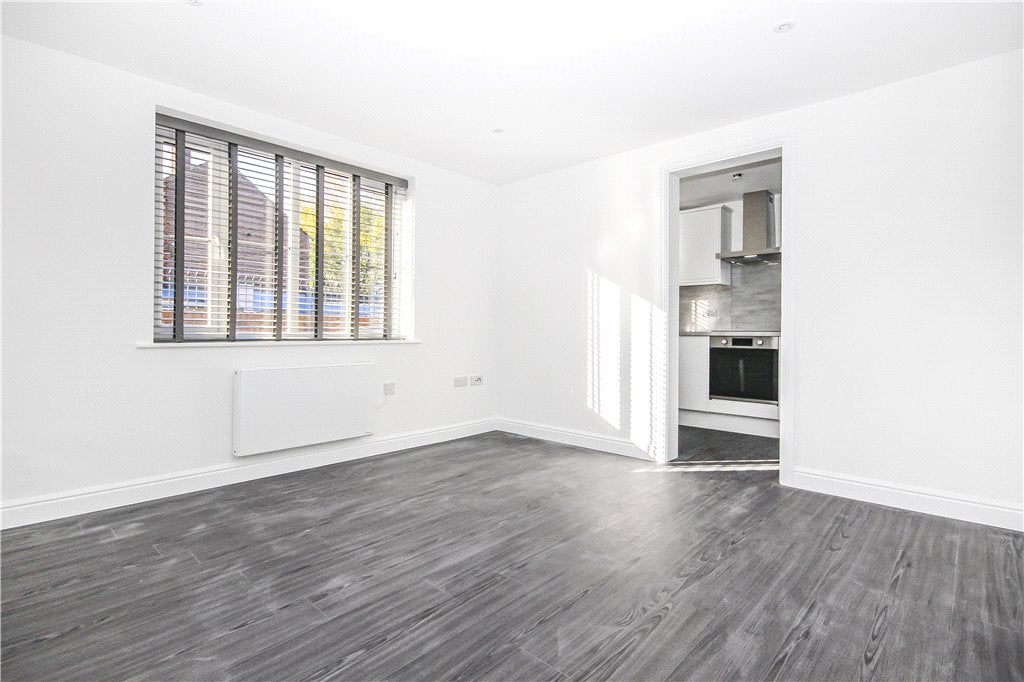 Flat Summerhill Way in Greater London