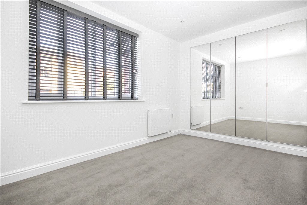 Flat Summerhill Way in Greater London