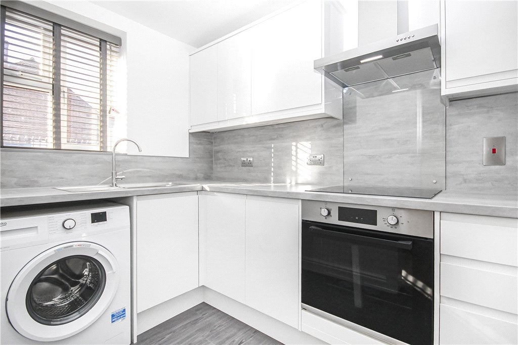 Flat Summerhill Way in Greater London