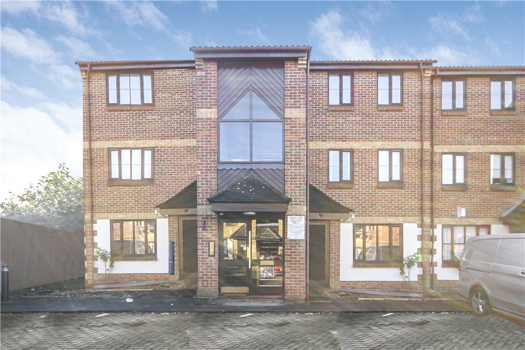 Flat Summerhill Way in Greater London