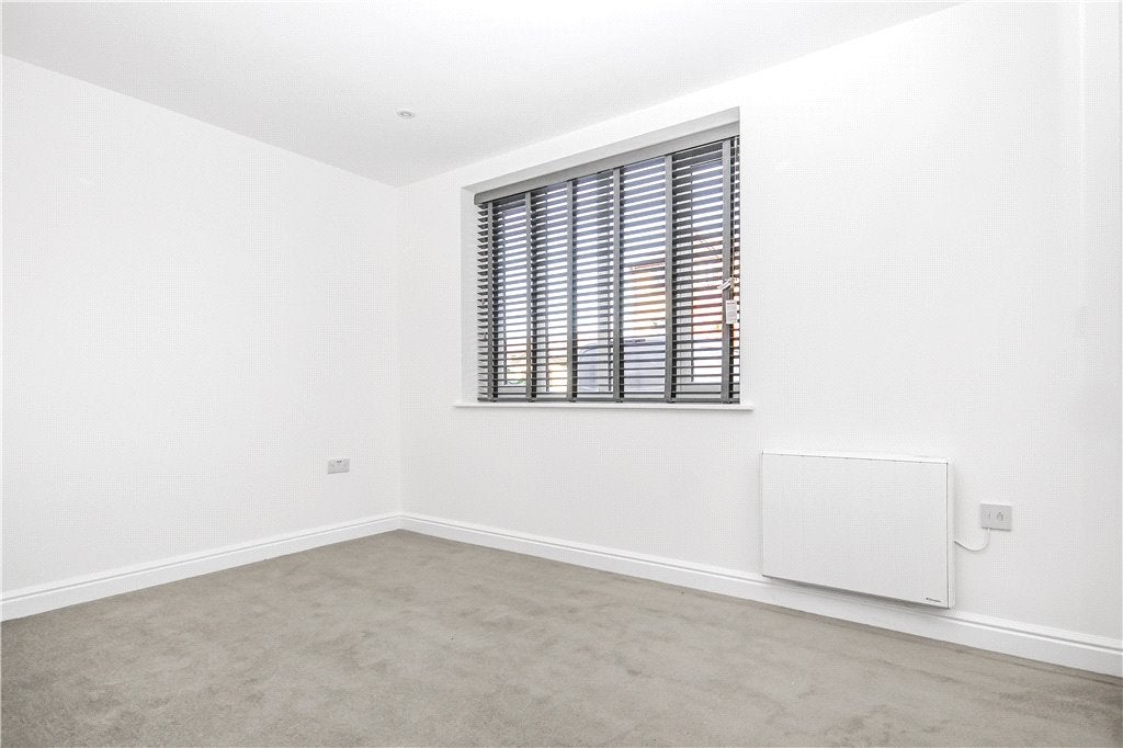 Flat Summerhill Way in Greater London
