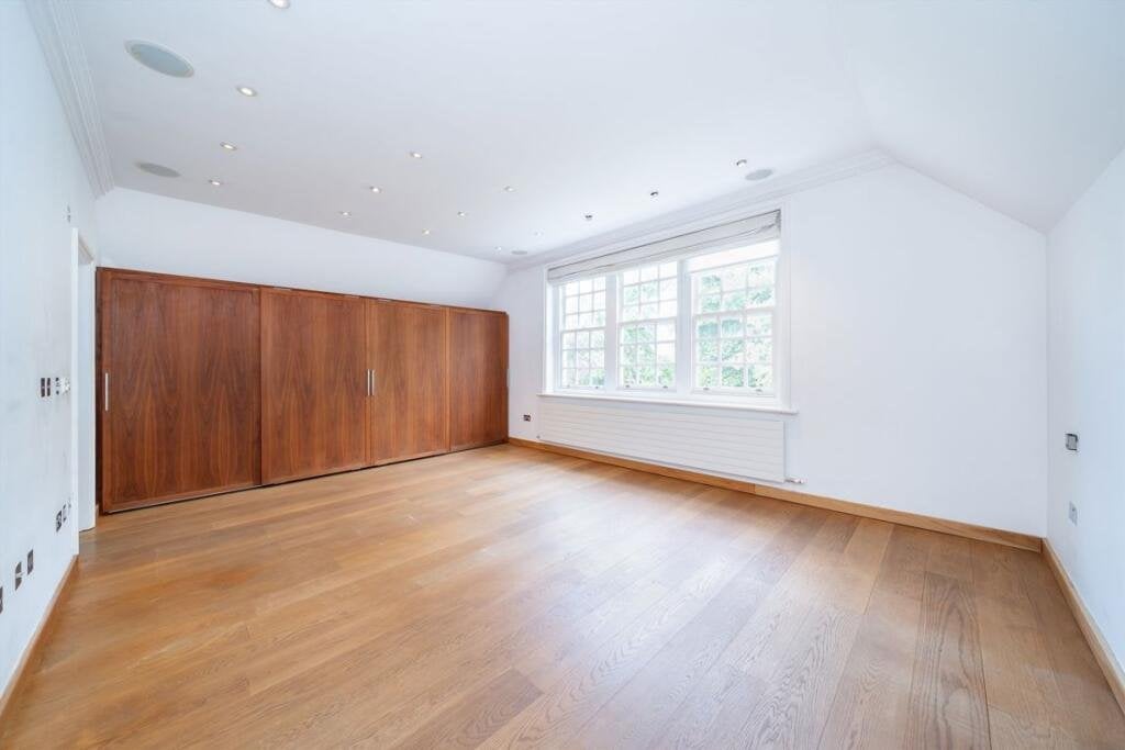 Flat Bracknell Gardens in Greater London