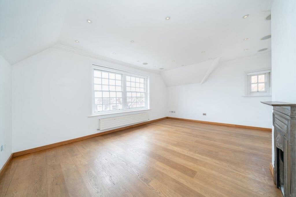 Flat Bracknell Gardens in Greater London