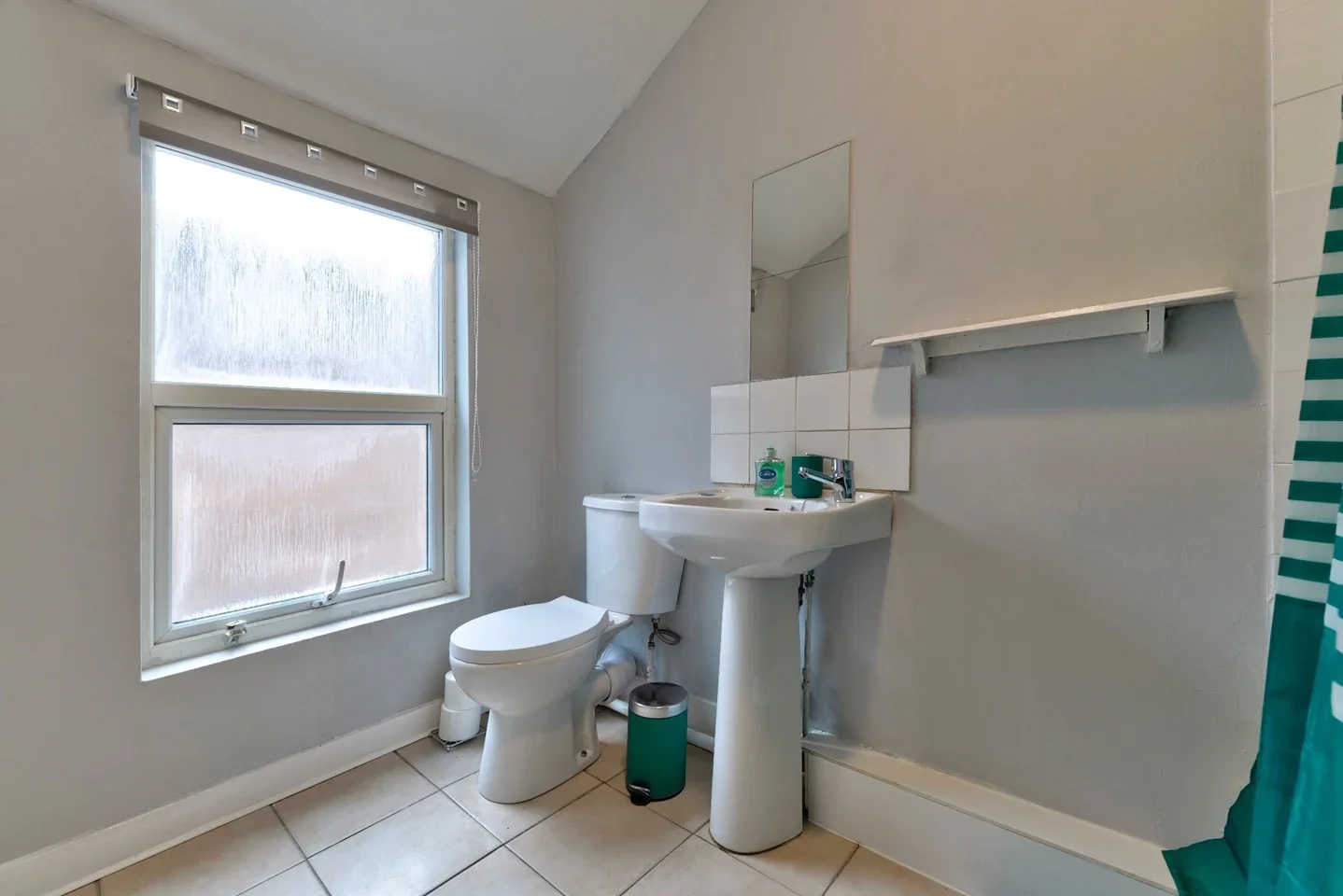 Room Ashton Road in Luton