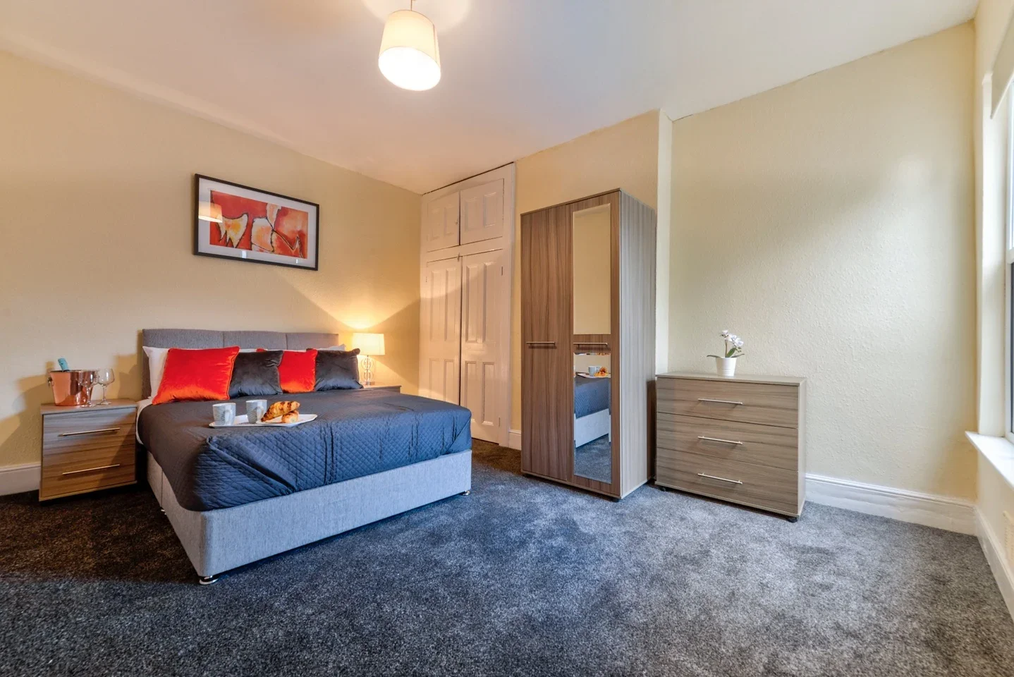 Room Ashton Road in Luton