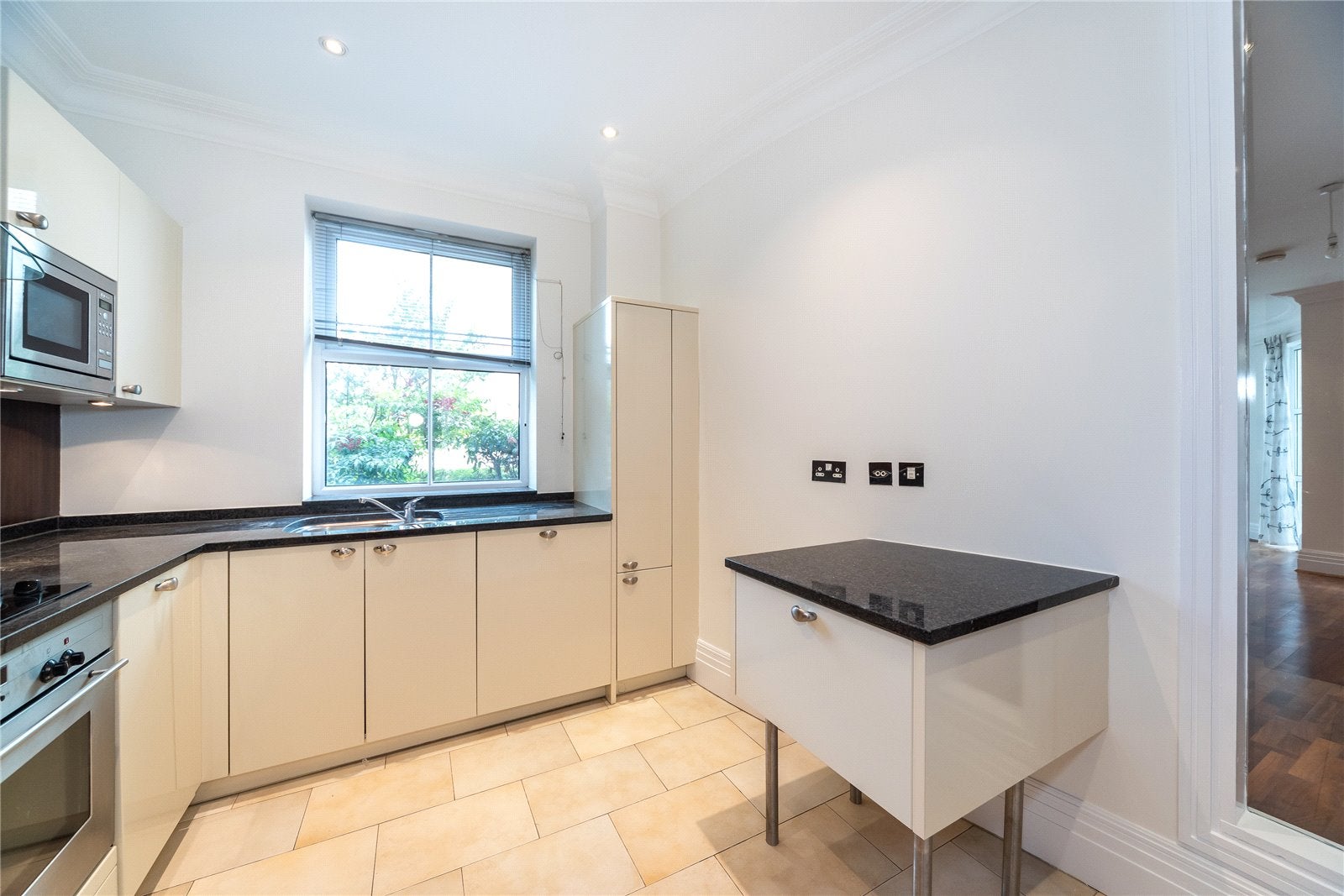 Flat Melliss Avenue in Greater London