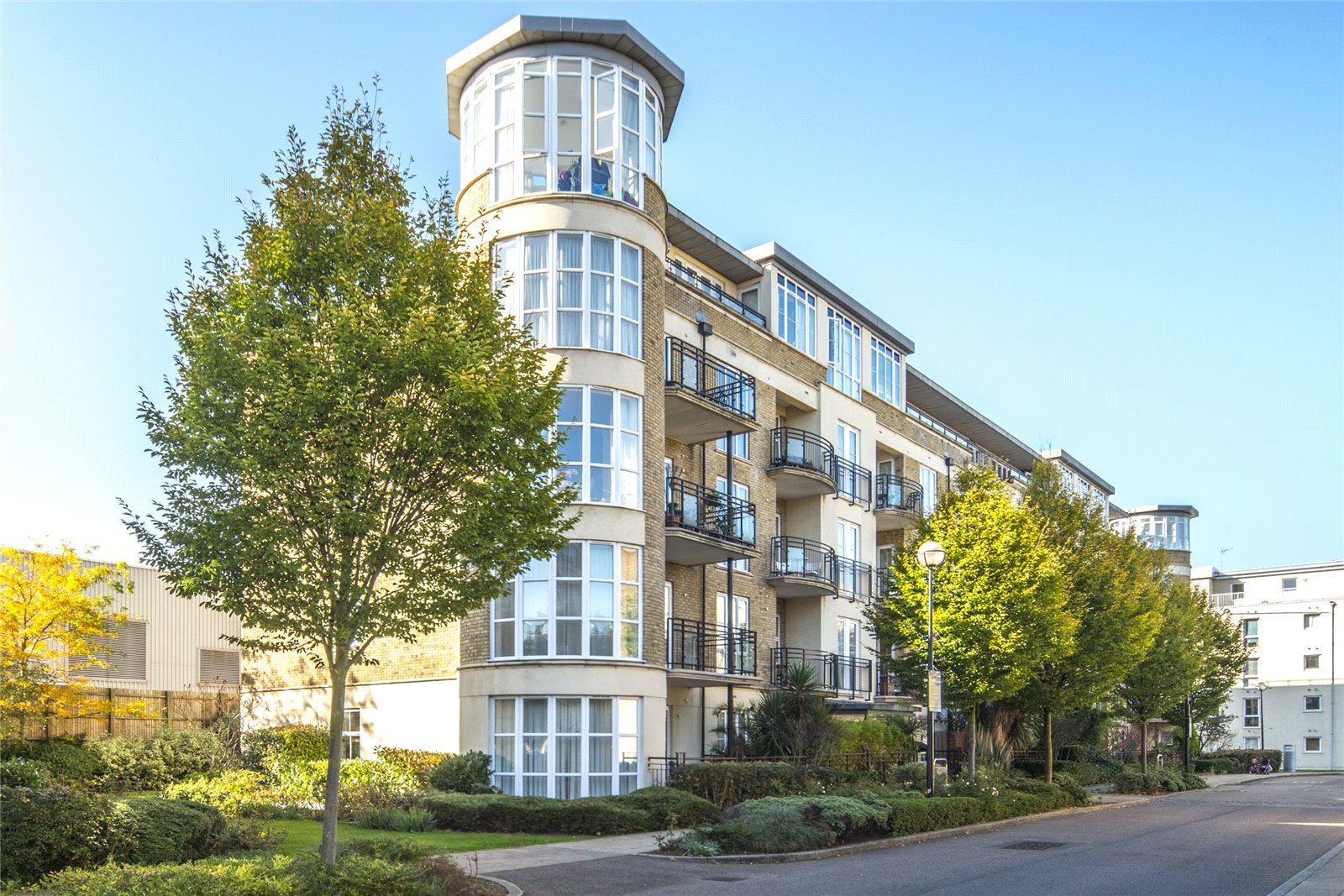 Flat Melliss Avenue in Greater London