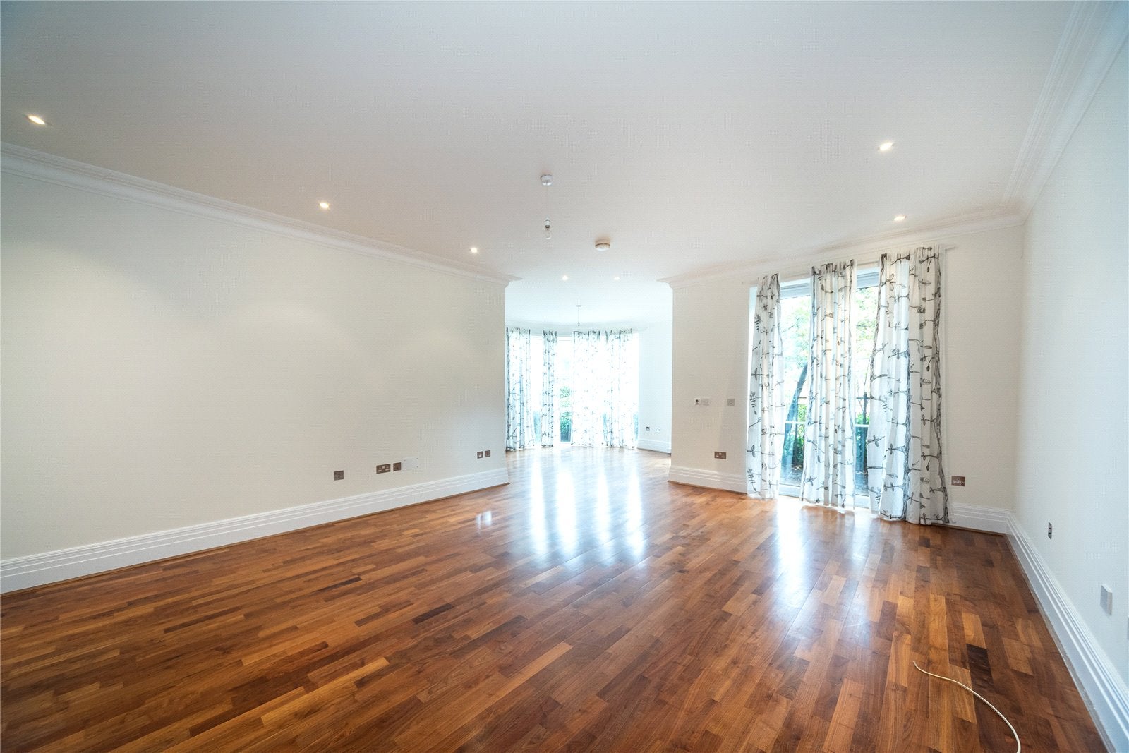 Flat Melliss Avenue in Greater London