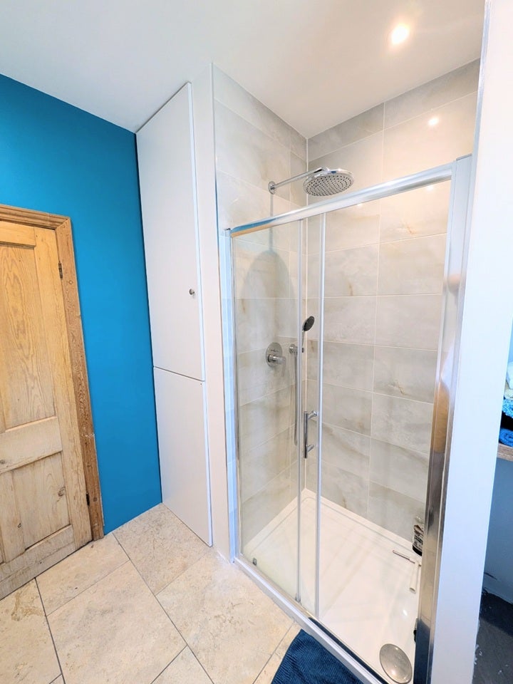 Room Ladbroke Road in Greater London