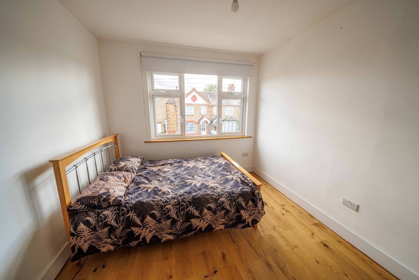 Room Ladbroke Road in Greater London