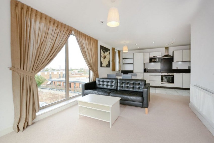 Flat Surrey Quays Road in Greater London