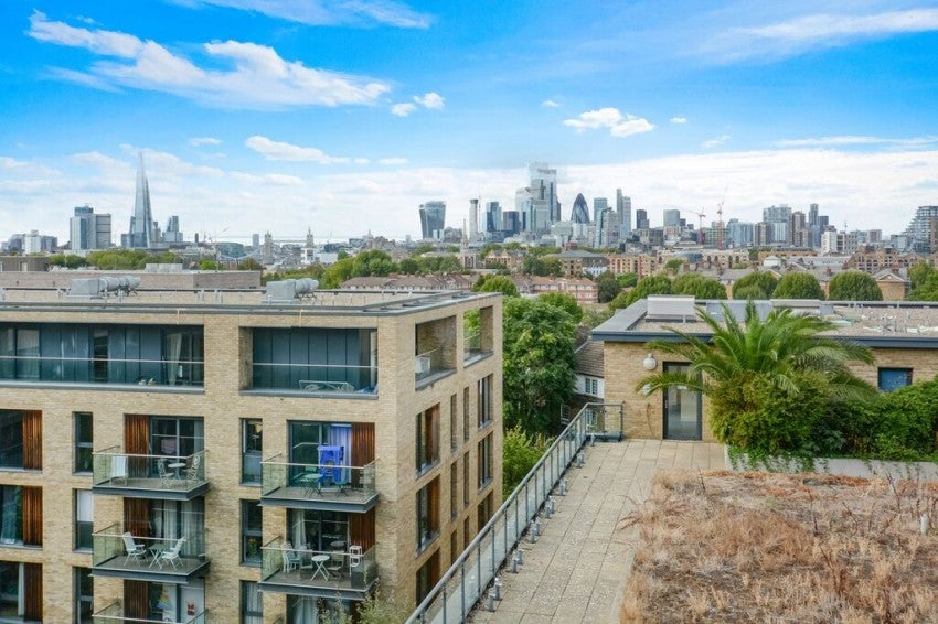 Flat Surrey Quays Road in Greater London