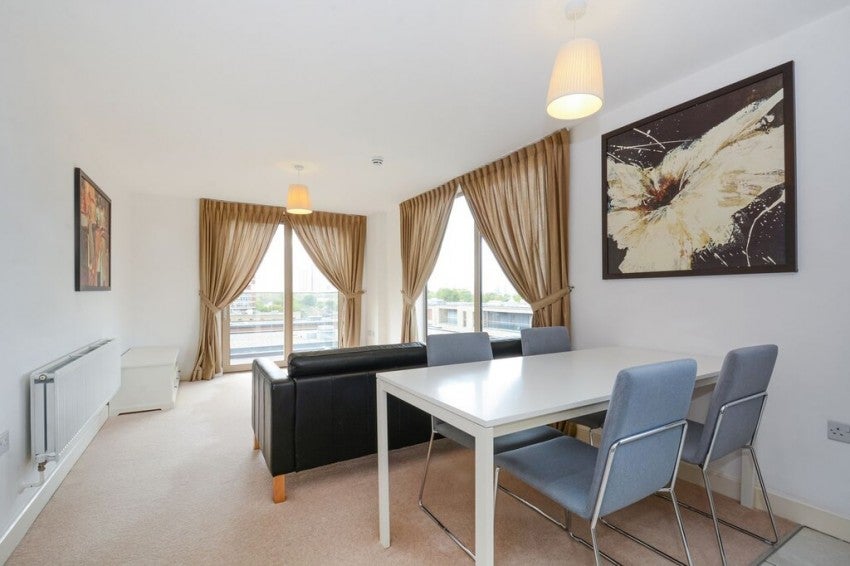 Flat Surrey Quays Road in Greater London