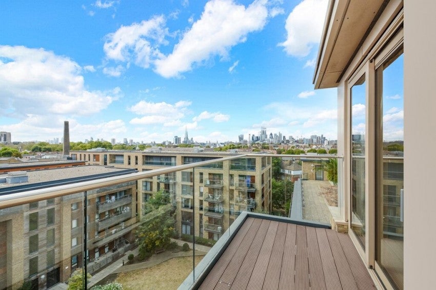Flat Surrey Quays Road in Greater London