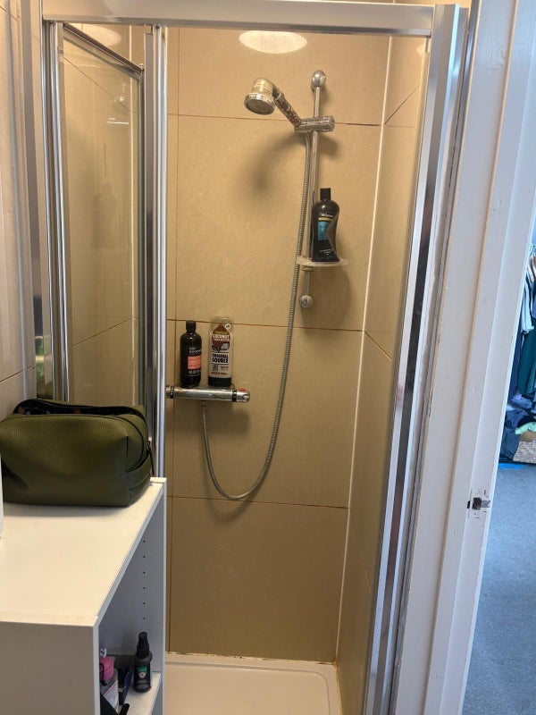 Room Willow Tree Close in Greater London