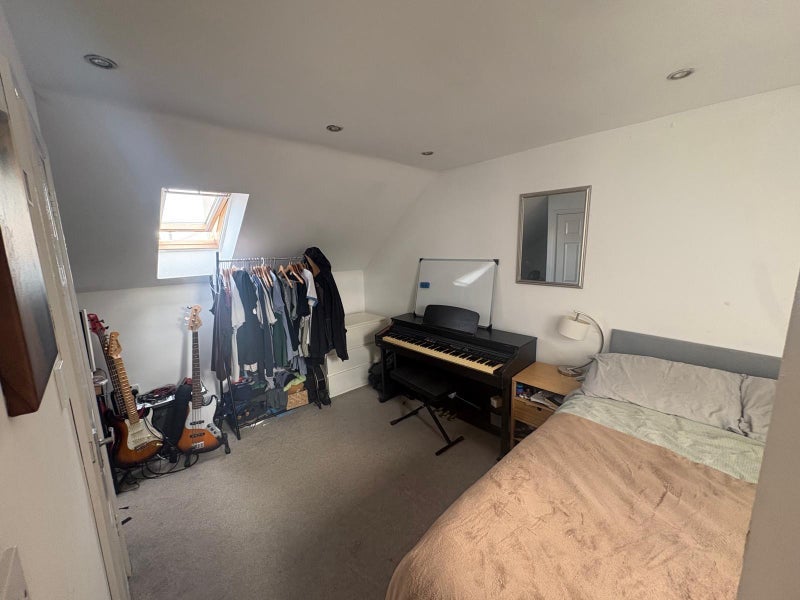 Room Willow Tree Close in Greater London