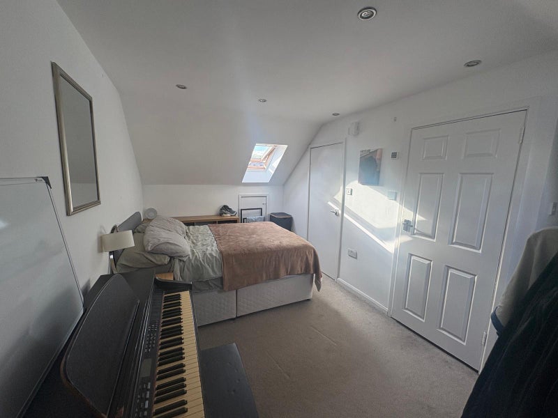 Room Willow Tree Close in Greater London