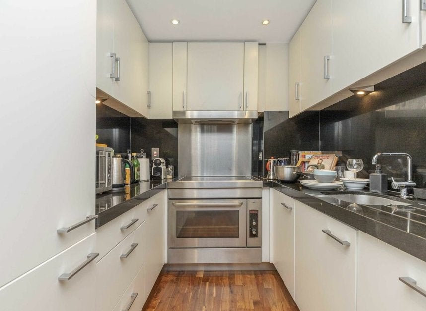 Flat Fairmont Avenue in Greater London