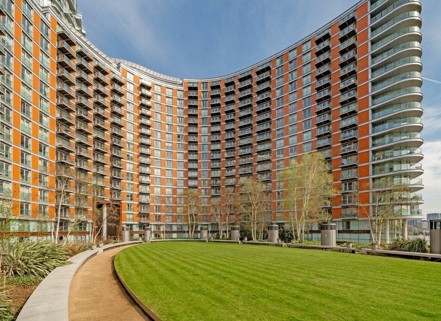 Flat Fairmont Avenue in Greater London