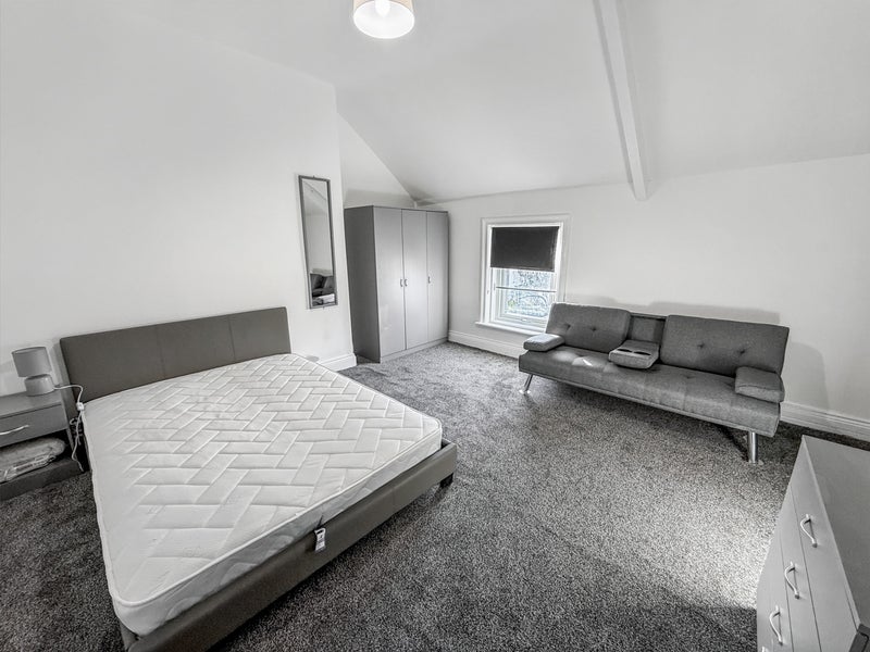 Room Southwick Road in Sunderland