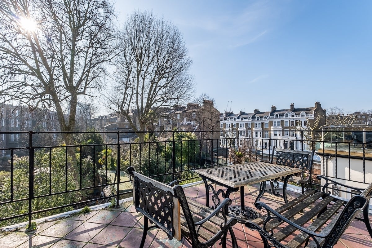 Flat Earl's Court Road in Greater London