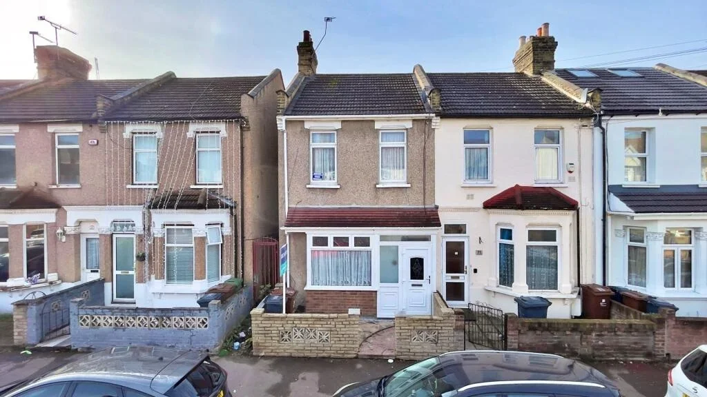 House Faircross Avenue in Greater London