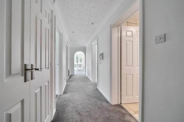 Flat Gordon Avenue in London
