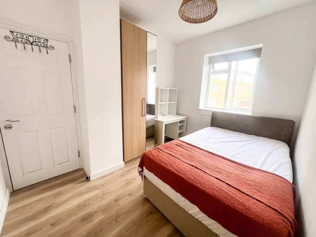 Room Long Lane in Greater London