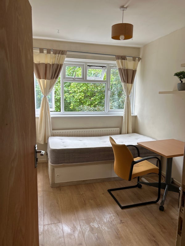 Room Combine Way in Greater London