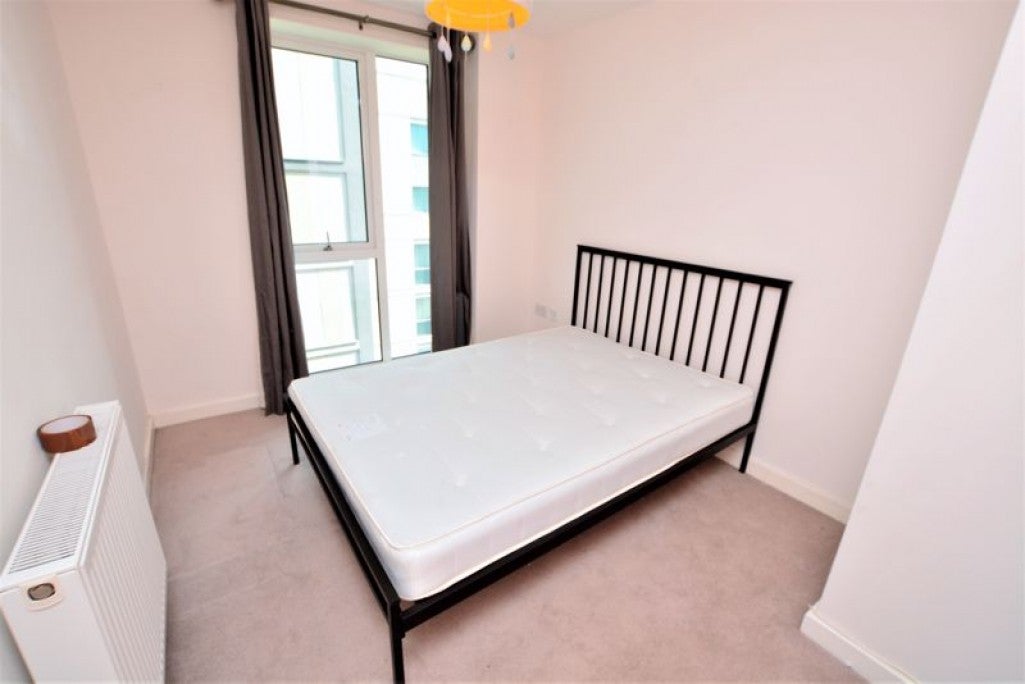 Flat Windsor Road in Slough