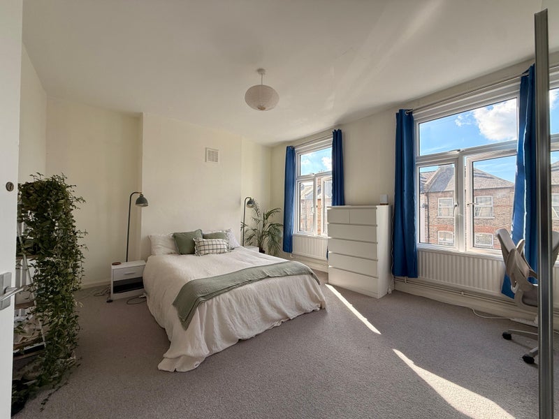 Room Charteris Road in Greater London