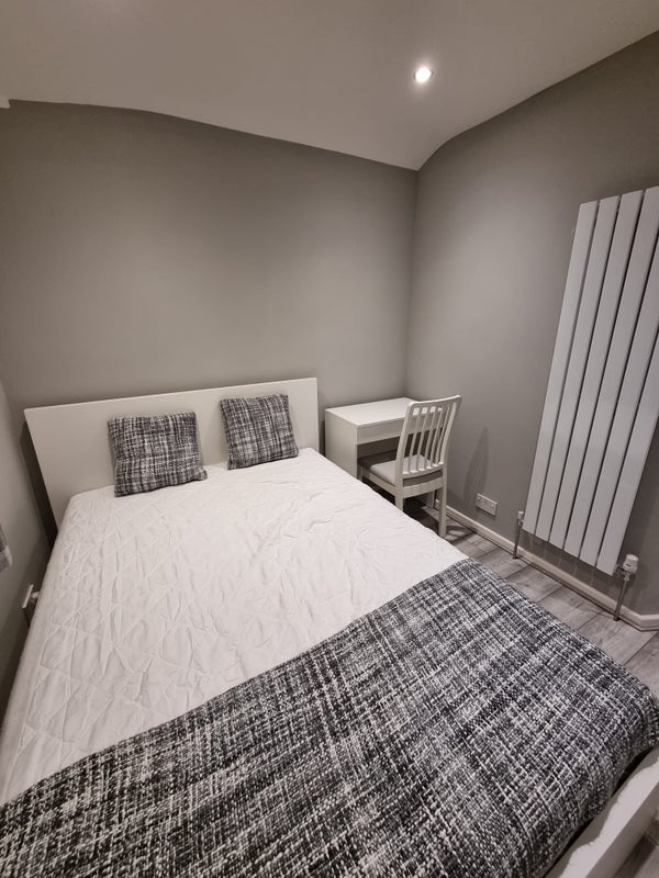 Room Shirley Grove in Kirklees
