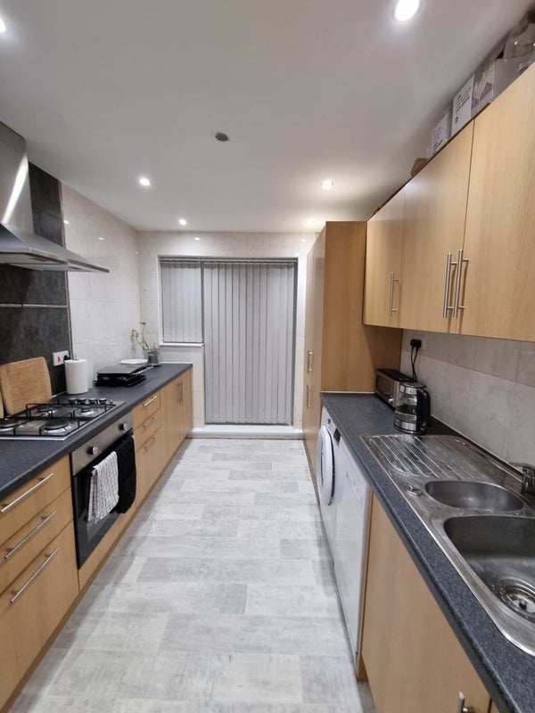 Room Shirley Grove in Kirklees