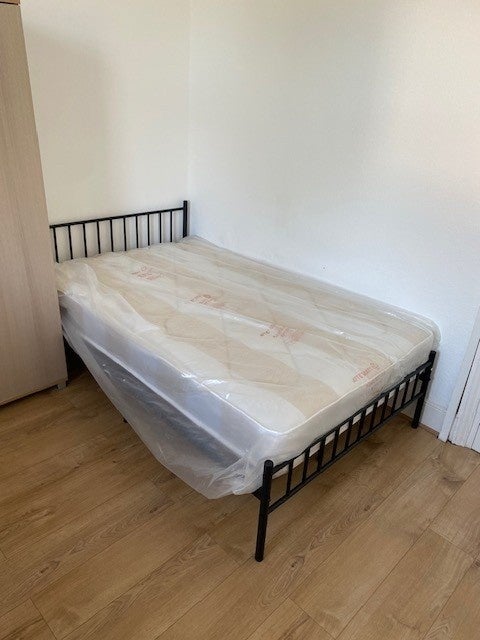 Flat Pierrepoint Road in Greater London