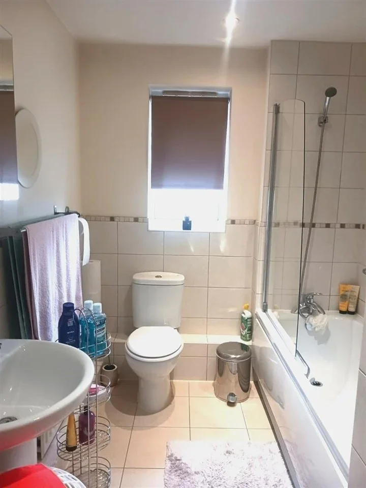 Flat Hexham Gardens in Greater London