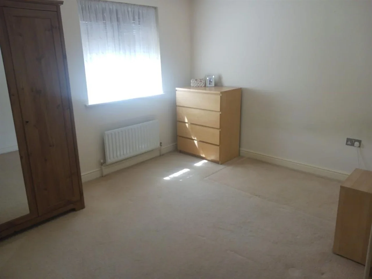 Flat Hexham Gardens in Greater London