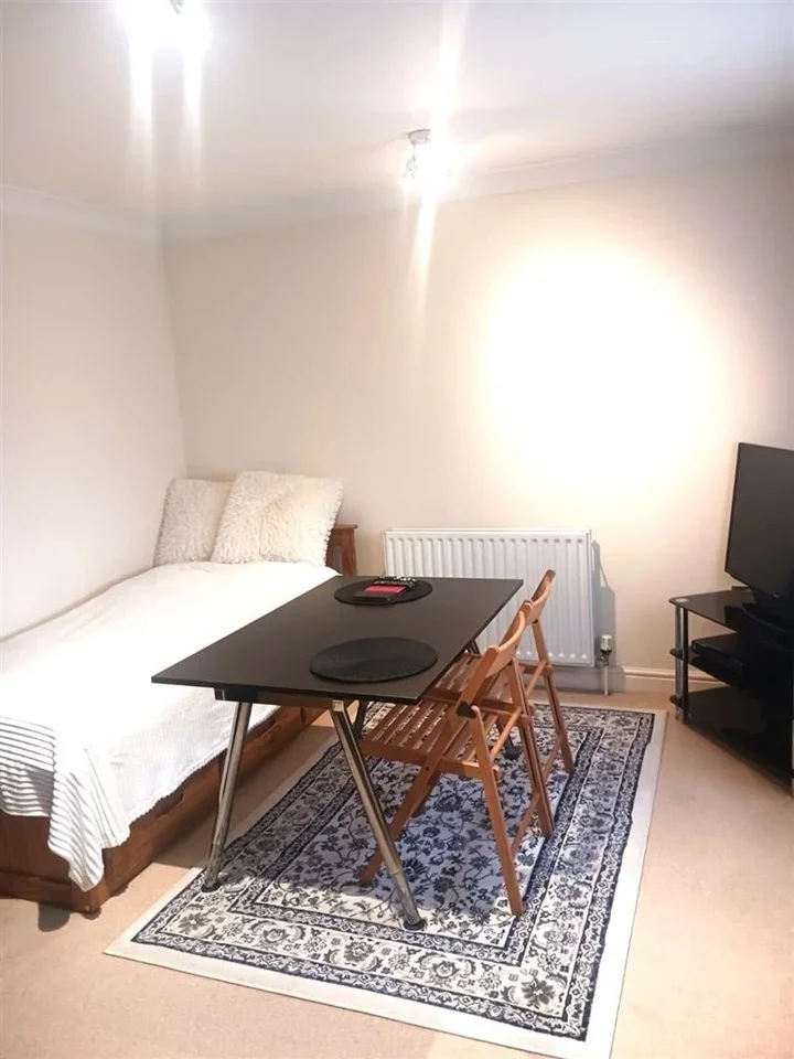 Flat Hexham Gardens in Greater London