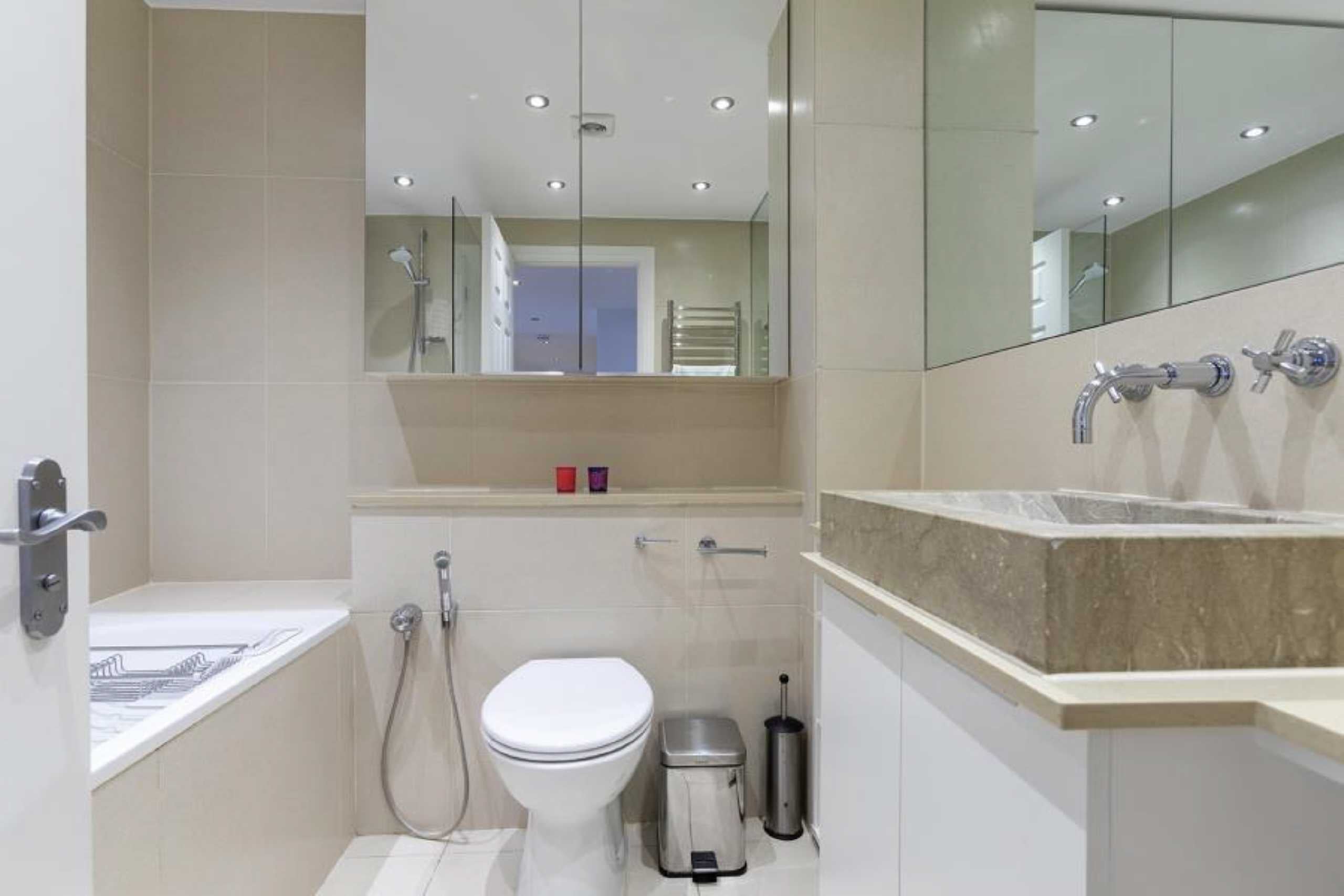 Flat Russell Road in Greater London