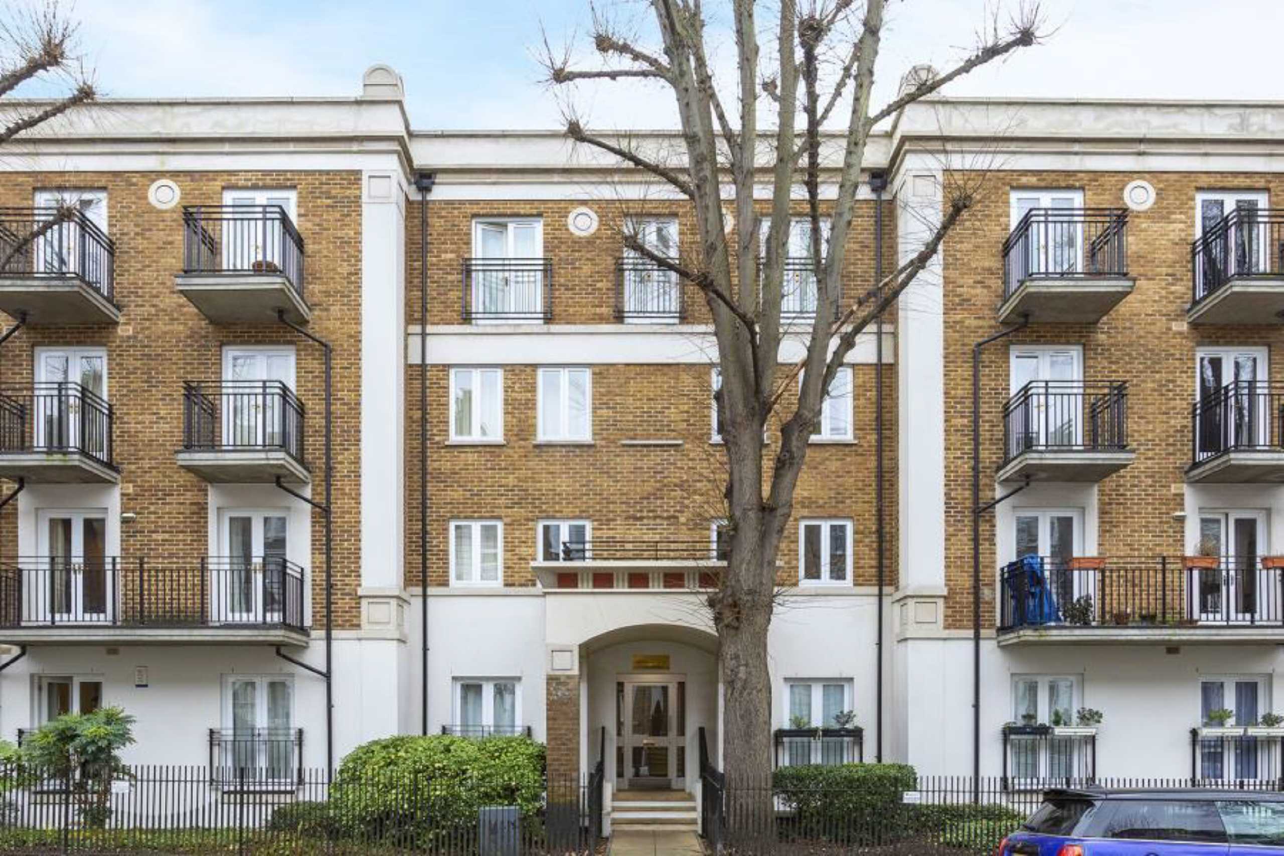 Flat Russell Road in Greater London
