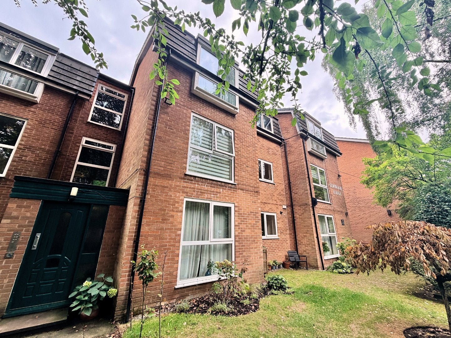 Flat Parkfield Road South in Manchester
